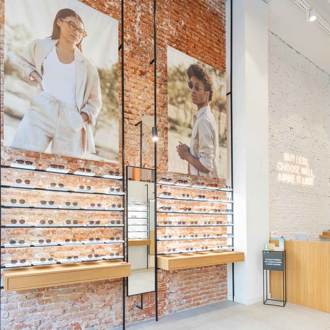 Zona de exposición de gafas de la óptica Miller & Marc en L'Eixample Barcelona