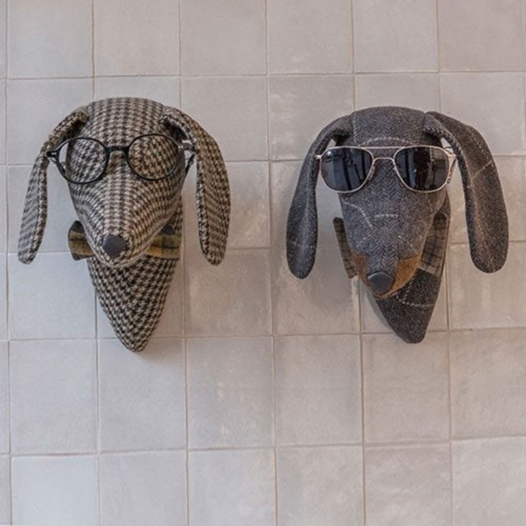 Detalle decorativo con figuras de perros salchicha en la óptica Miller & Marc en Sevilla