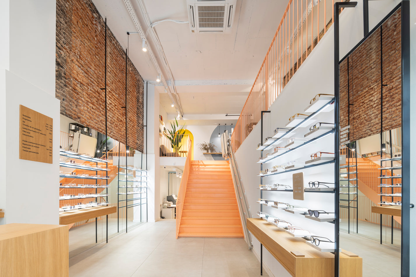 Interior de la óptica Miller & Marc en L'Eixample Barcelona