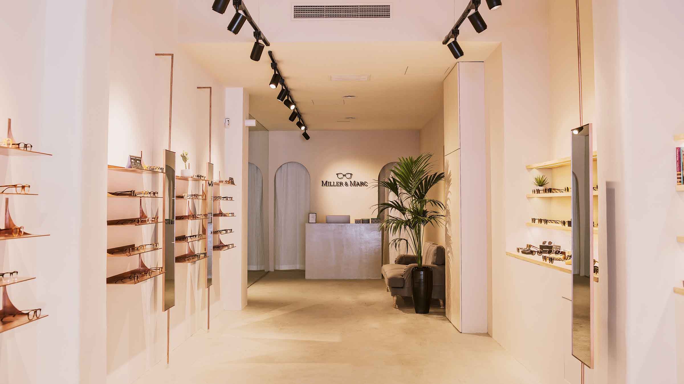 Interior de la óptica Miller & Marc en gran de Gracia Barcelona